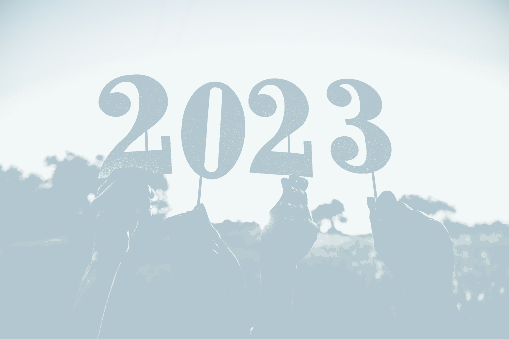 Cyfry 2023 trzymane w dłoniach